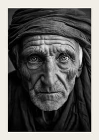 Fekete-fehér portré egy idős férfiról, tiszta arcvonásokkal-5