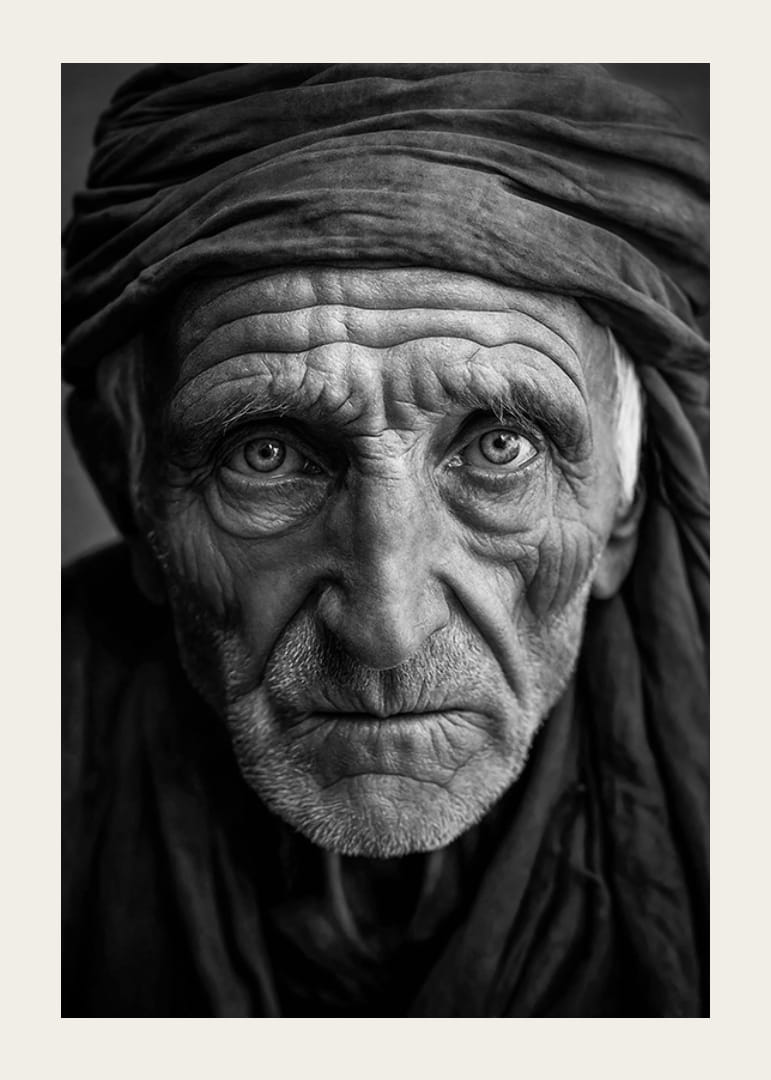 Fekete-fehér portré egy idős férfiról, tiszta arcvonásokkal-12