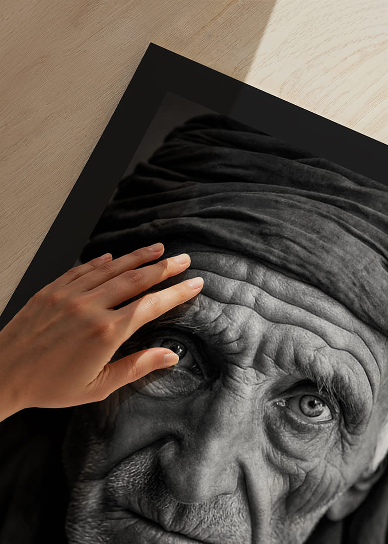 Fekete-fehér portré egy idős férfiról, tiszta arcvonásokkal-12