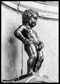 Black and white photo of the Manneken Pis fountain in Brussels-6