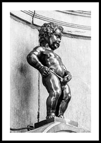Black and white photo of the Manneken Pis fountain in Brussels-0