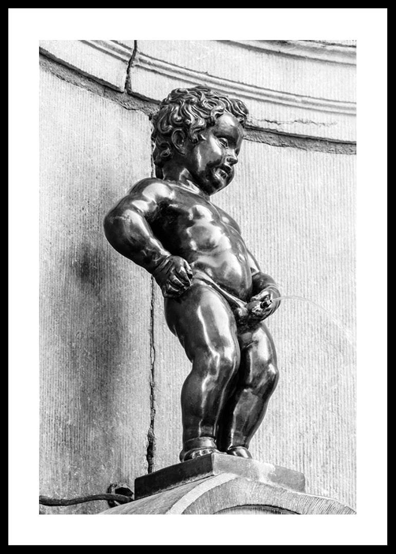 Black and white photo of the Manneken Pis fountain in Brussels-12