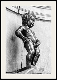 Black and white photo of the Manneken Pis fountain in Brussels-2
