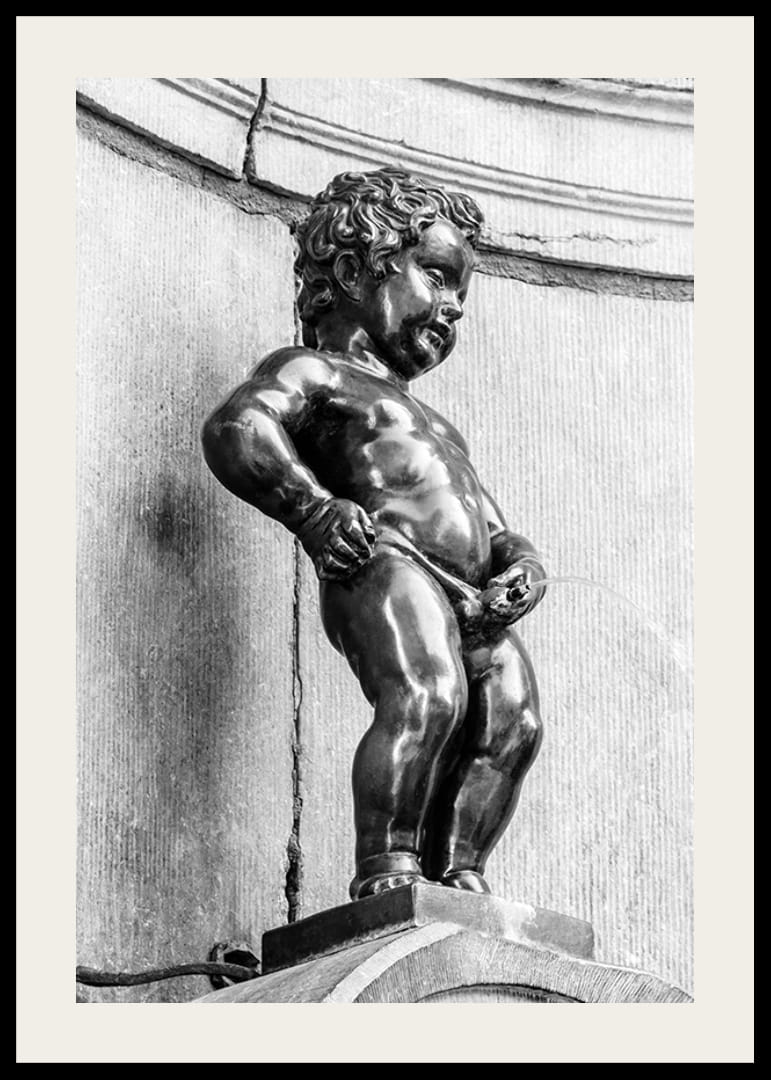 Black and white photo of the Manneken Pis fountain in Brussels-12