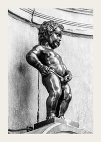 Black and white photo of the Manneken Pis fountain in Brussels-3