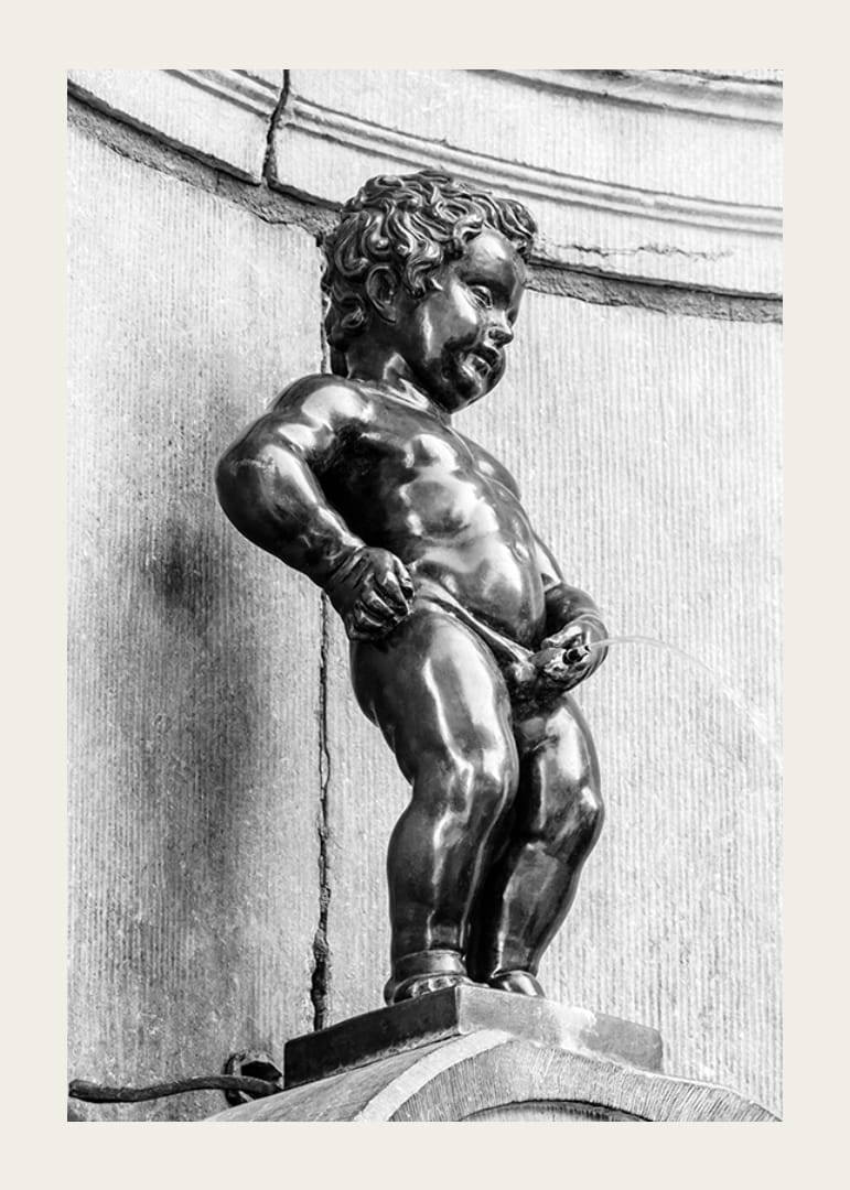 Black and white photo of the Manneken Pis fountain in Brussels-12