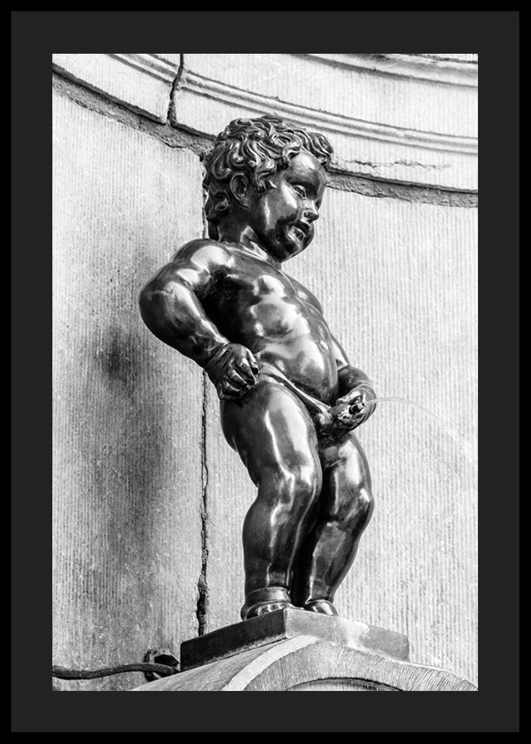 Black and white photo of the Manneken Pis fountain in Brussels-12