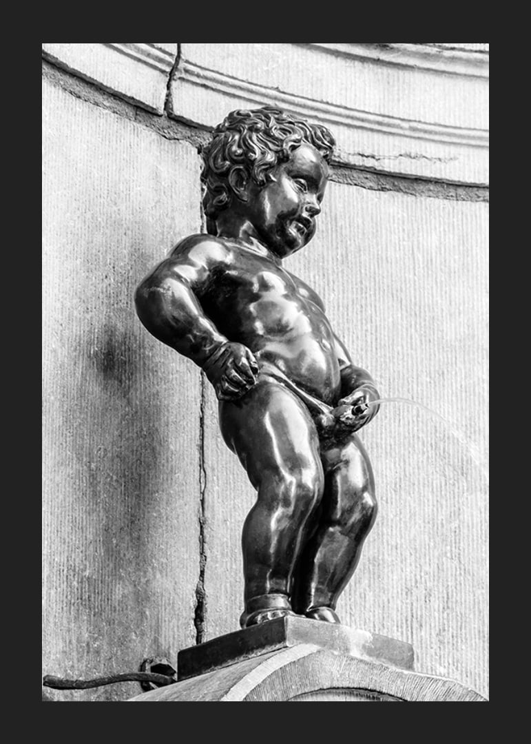 Black and white photo of the Manneken Pis fountain in Brussels-12