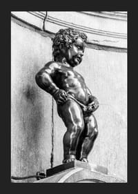 Black and white photo of the Manneken Pis fountain in Brussels-5
