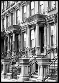 Svartvit närbild av klassiska townhousefasader i New York-6