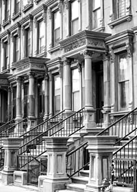 Svartvit närbild av klassiska townhousefasader i New York-7