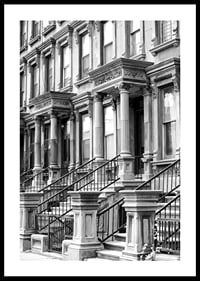 Svartvit närbild av klassiska townhousefasader i New York-0