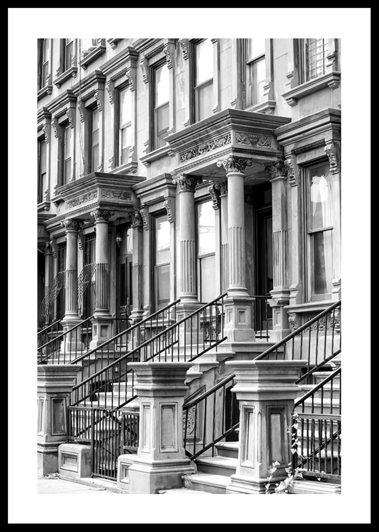 Svartvit närbild av klassiska townhousefasader i New York-12