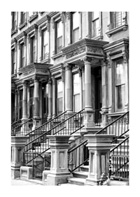 Svartvit närbild av klassiska townhousefasader i New York-1