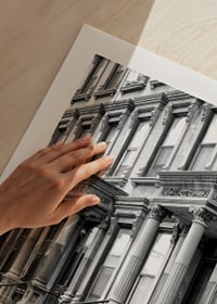 Svartvit närbild av klassiska townhousefasader i New York-9