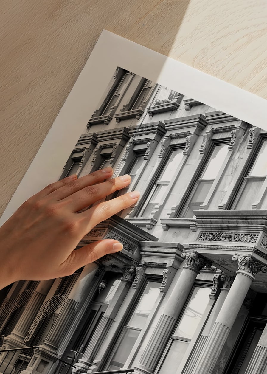 Svartvit närbild av klassiska townhousefasader i New York-12