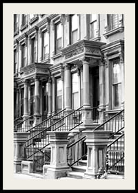 Svartvit närbild av klassiska townhousefasader i New York-2