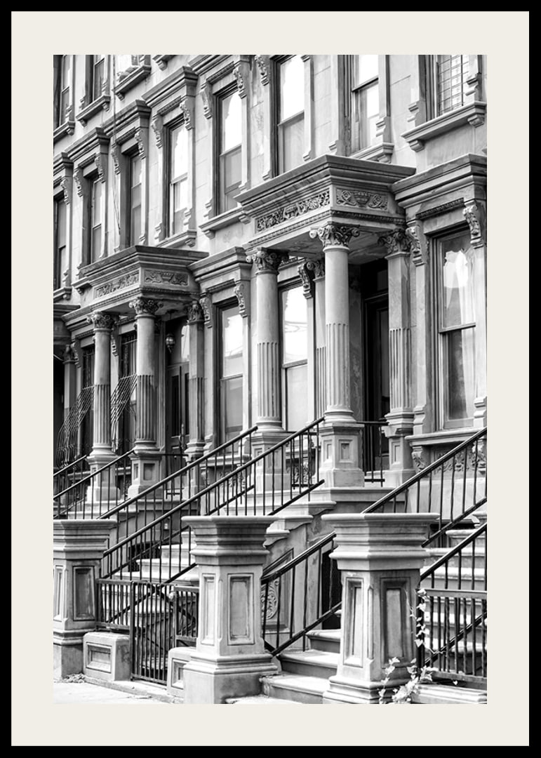 Svartvit närbild av klassiska townhousefasader i New York-12
