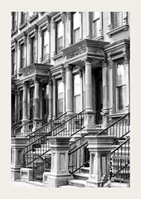 Svartvit närbild av klassiska townhousefasader i New York-3