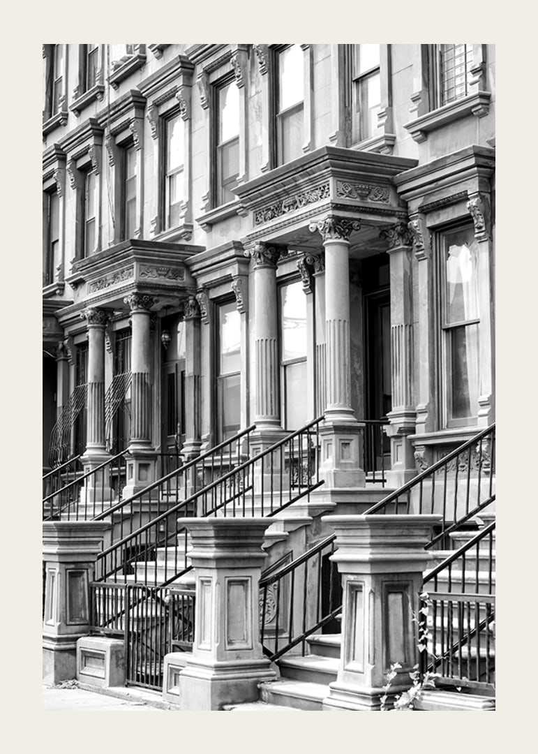 Svartvit närbild av klassiska townhousefasader i New York-12