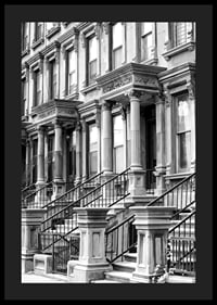 Svartvit närbild av klassiska townhousefasader i New York-4
