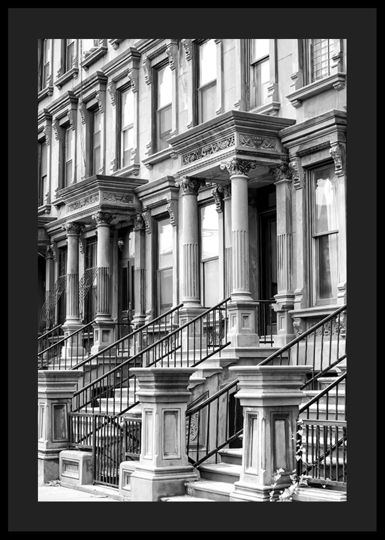 Svartvit närbild av klassiska townhousefasader i New York-12