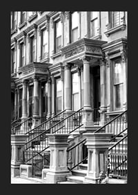 Svartvit närbild av klassiska townhousefasader i New York-5