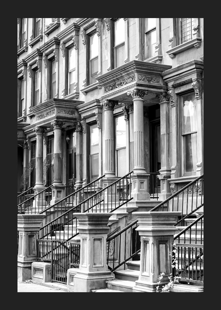 Svartvit närbild av klassiska townhousefasader i New York-12