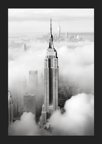 Empire State Building i svartvitt bland moln över Manhattan-5