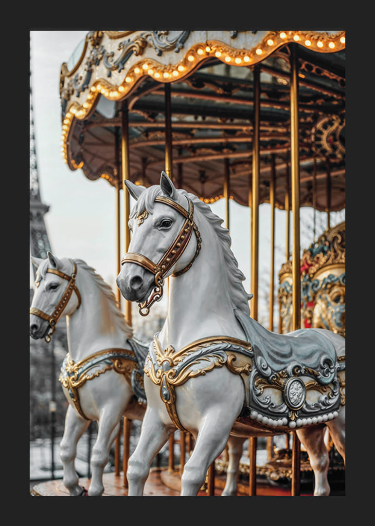 Fotografia di cavalli da giostra con dettagli decorativi a Parigi-12