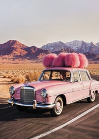 Fotografi av rosa vintage Mercedes med rosa plymer i ökenlandskap-7
