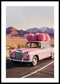 Fotografi av rosa vintage Mercedes med rosa plymer i ökenlandskap-0