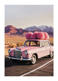 Fotografi av rosa vintage Mercedes med rosa plymer i ökenlandskap-1