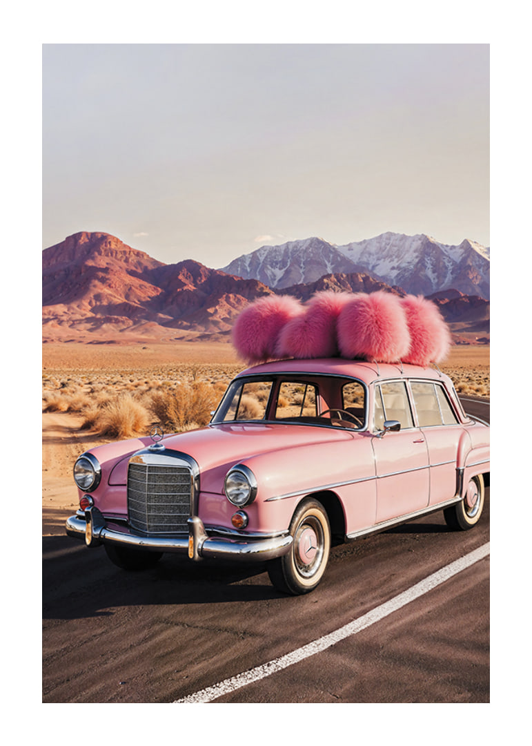 Fotografi av rosa vintage Mercedes med rosa plymer i ökenlandskap-12