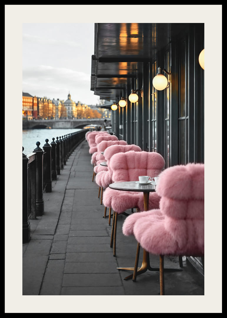 Fotografi av caféterrass med rosa stolar vid vattnet-12