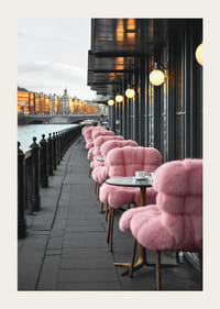 Fotografi av caféterrass med rosa stolar vid vattnet-3