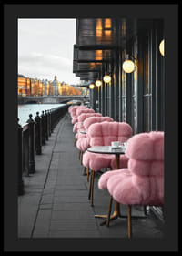 Fotografi av caféterrass med rosa stolar vid vattnet-4