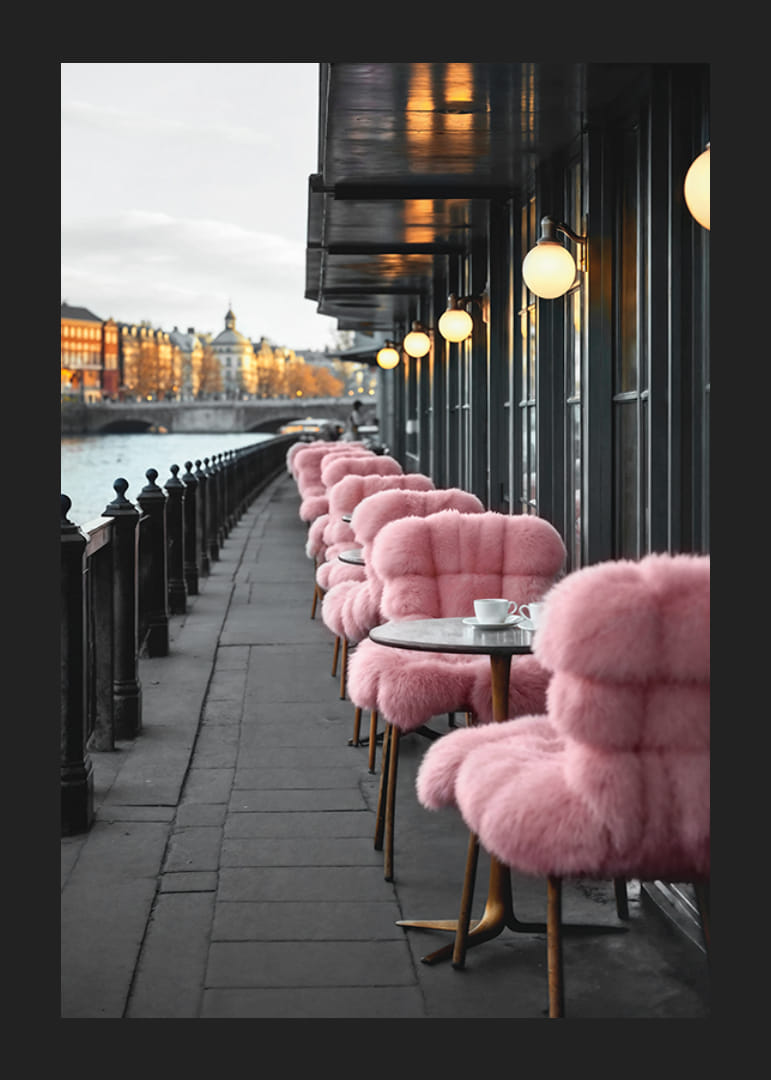 Fotografi av caféterrass med rosa stolar vid vattnet-12