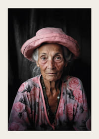 Muotokuva iäkkäästä naisesta, jolla on vaaleanpunainen hattu ja kukkakuvioinen paita-3