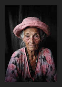 Muotokuva iäkkäästä naisesta, jolla on vaaleanpunainen hattu ja kukkakuvioinen paita-5