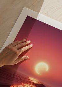 Fotorealistlik kuu horisondil lainetava mere kohal roosas valguses-9