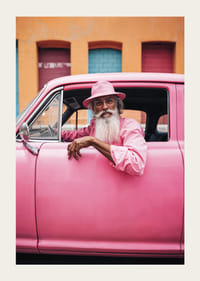 Äldre man med långt skägg i rosa bil framför färgglad fasad-3