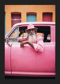 Äldre man med långt skägg i rosa bil framför färgglad fasad-5