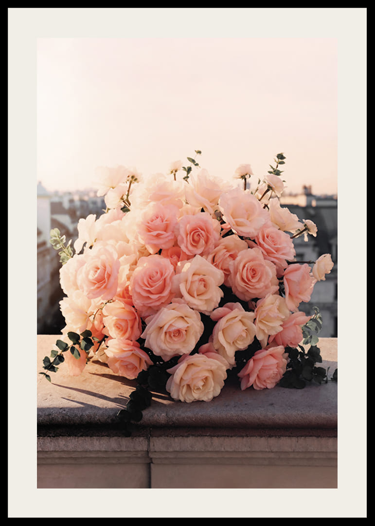 Nahaufnahme eines Straußes hellrosa Rosen vor der Skyline der Stadt-12