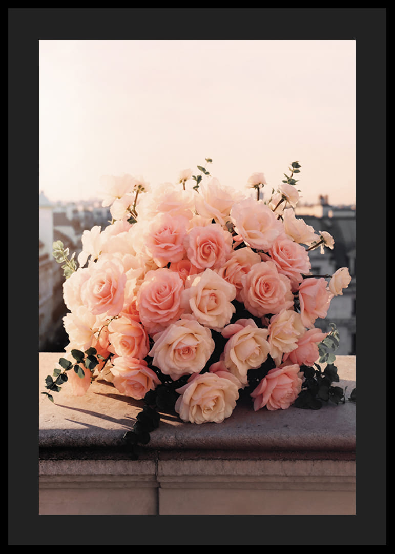 Nahaufnahme eines Straußes hellrosa Rosen vor der Skyline der Stadt-12