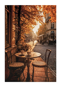 Café-Tisch mit zwei Stühlen auf einer gepflasterten Straße zwischen Herbstlaub-1