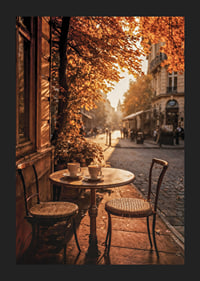 Café-Tisch mit zwei Stühlen auf einer gepflasterten Straße zwischen Herbstlaub-5