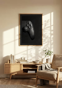 Närbild av svart spelkontroll med mattsvart bakgrund-8