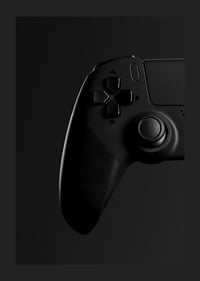 Svartvit närbild av spelkontroll med mjuk skuggning-1