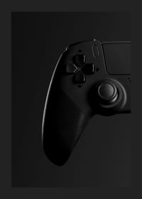 Svartvit närbild av spelkontroll med mjuk skuggning-1